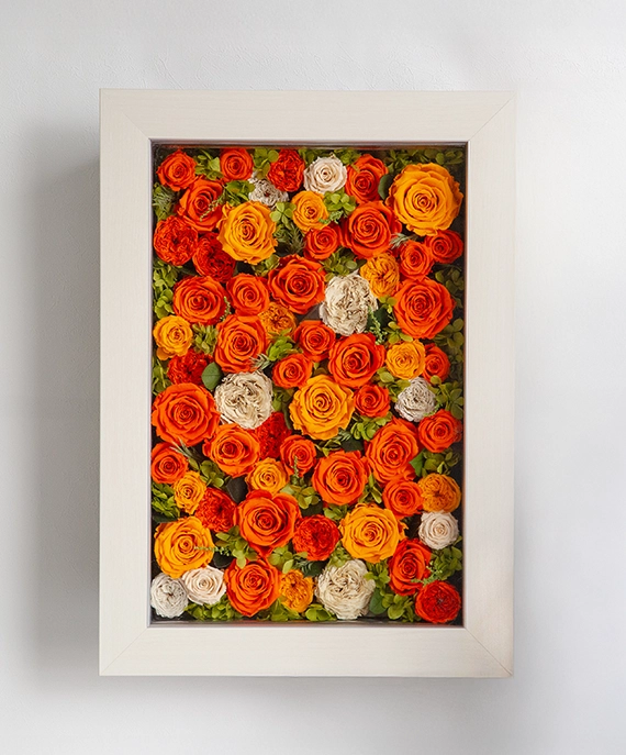 縦にも横にも置ける額装は、飾る場所を選びません。