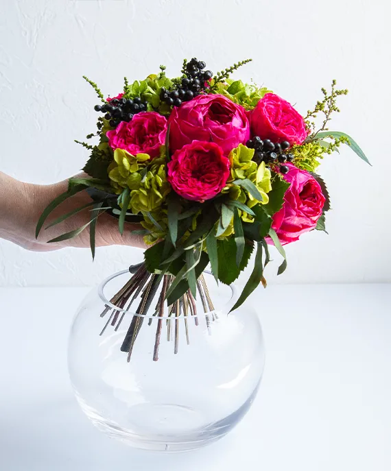 飾る場所を選ばないシンプルなガラスの花瓶つき