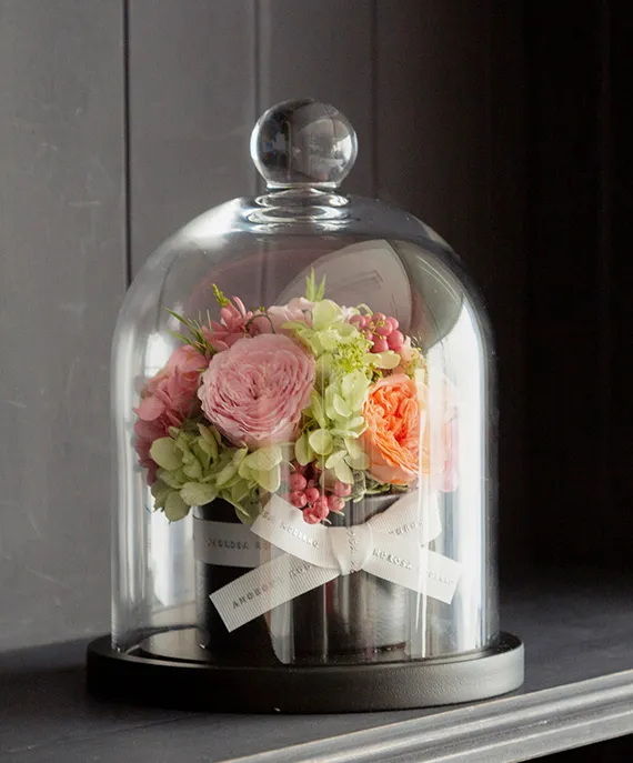 大切な花をホコリから守ってくれるガラスドーム