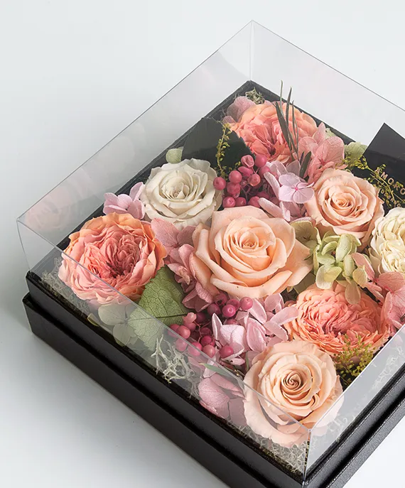 大切な花をホコリから守ってくれるクリアカバー付き